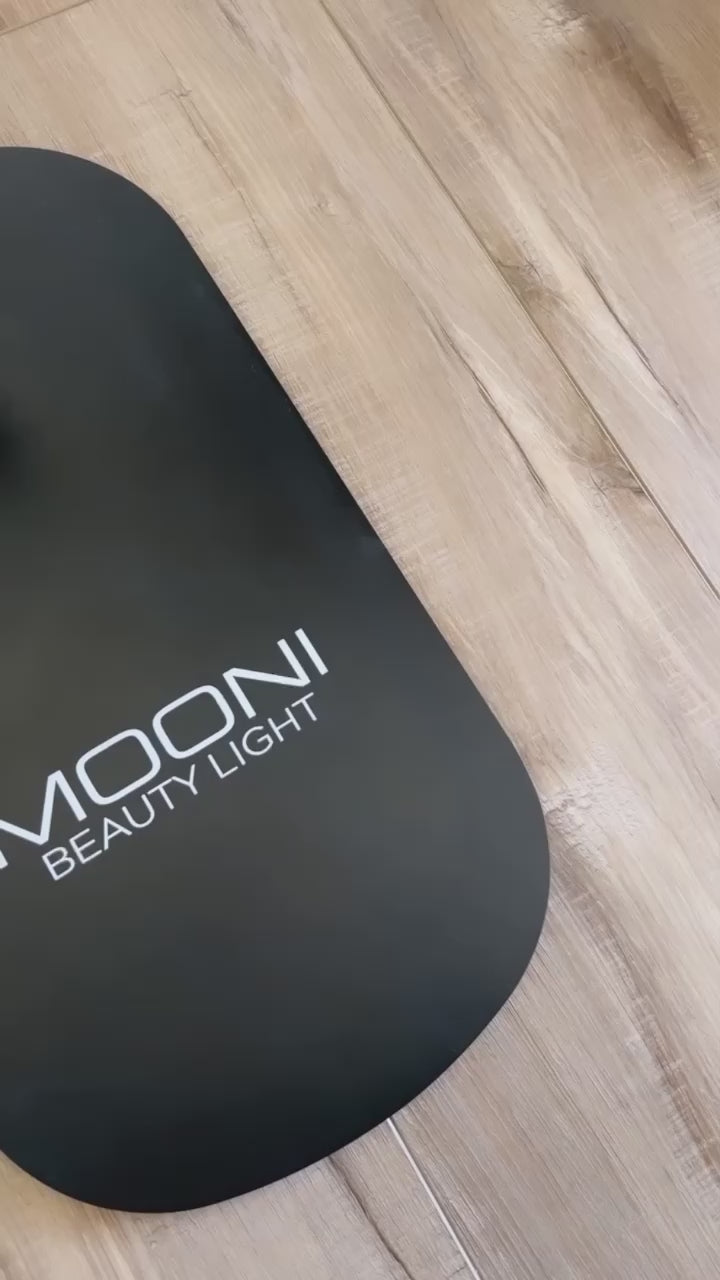 Video showing how to use the Mooni Professional Beauty Light